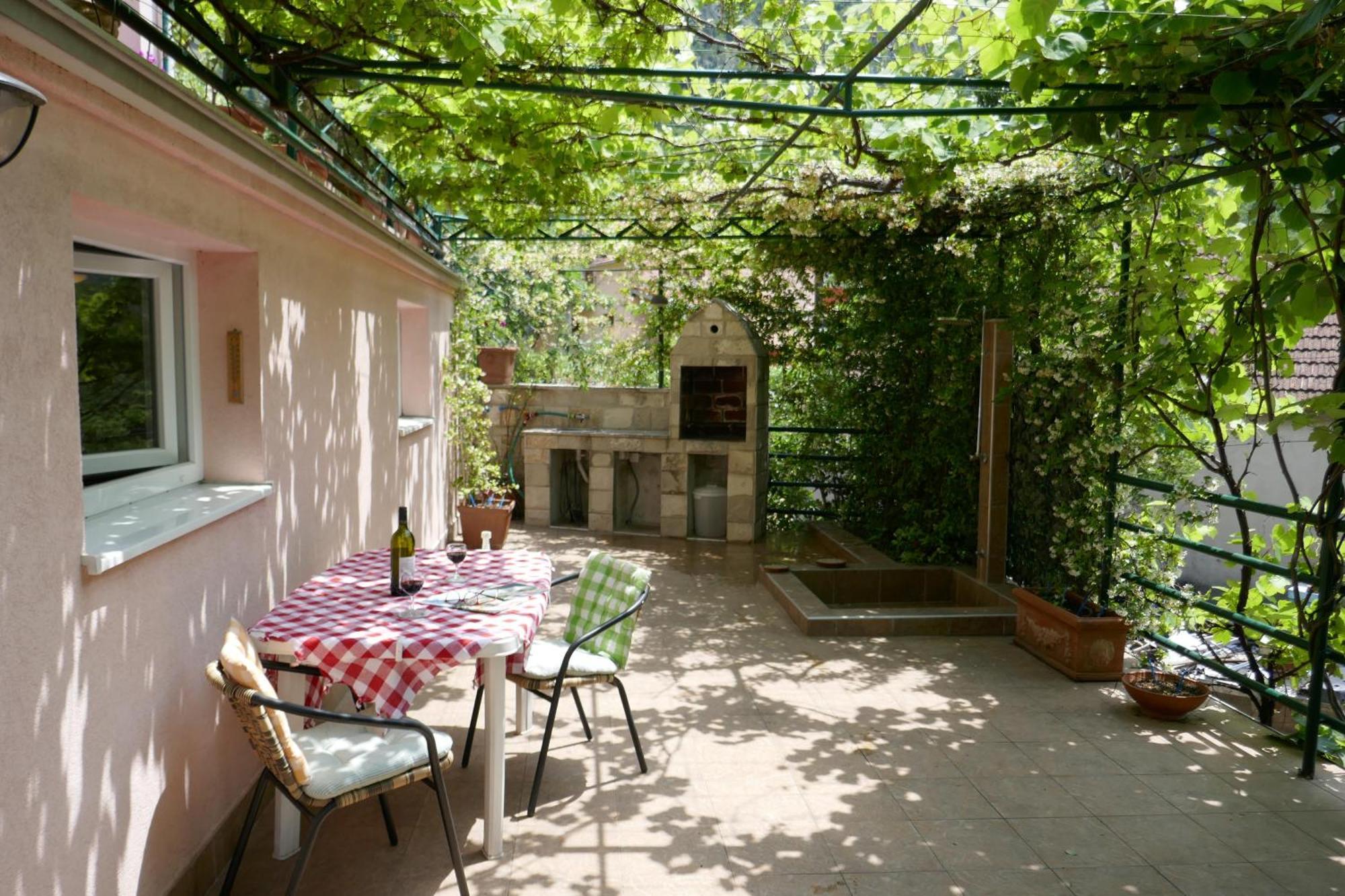 Ecohouse Risan Studio Exterior photo