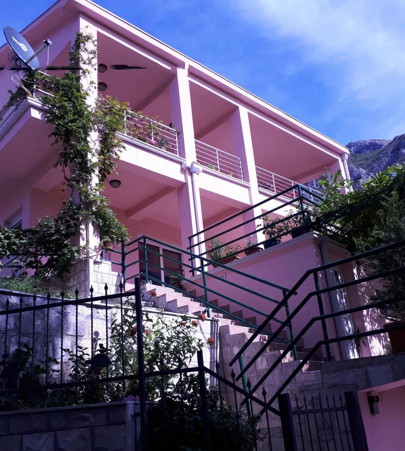 Ecohouse Risan Studio Exterior photo